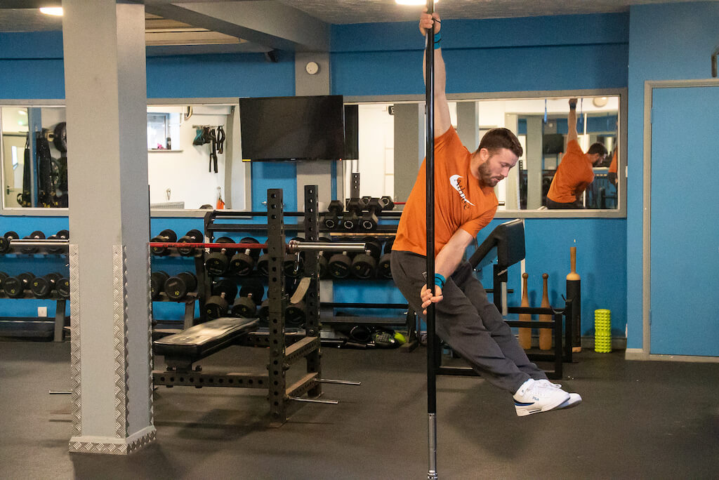 Man demonstrating a Revert Crunch 1