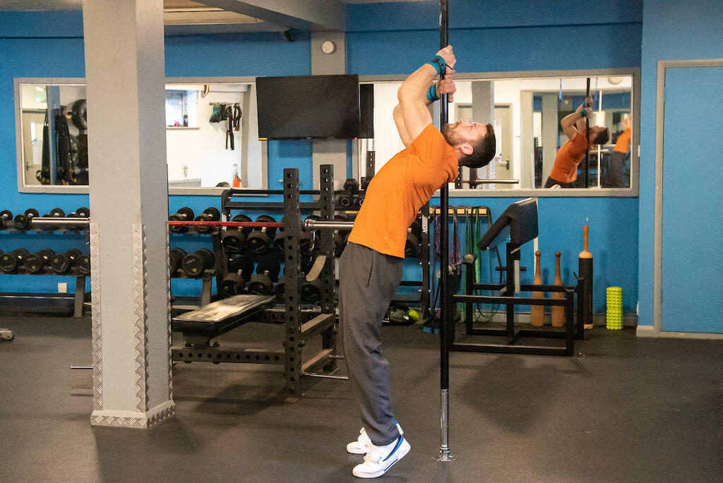 Man demonstrating a Shoulder Mount Crunch 1