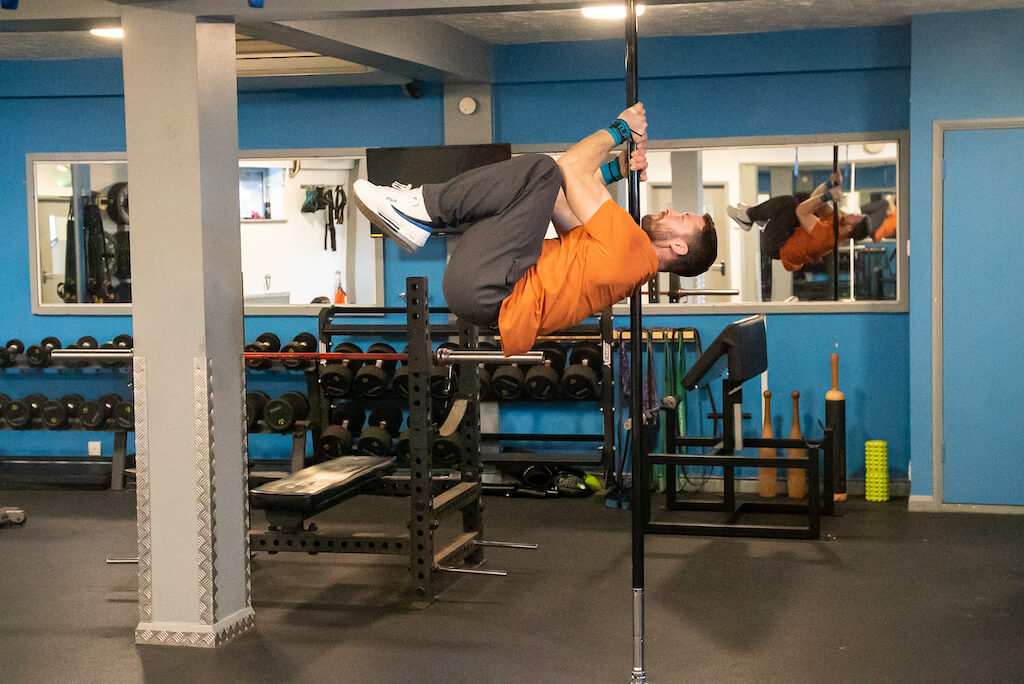 Man demonstrating a Shoulder Mount Crunch 2