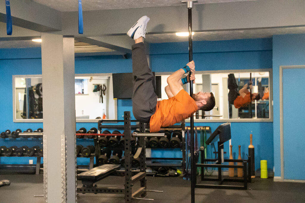 Man demonstrating a Shoulder Mount Crunch 3