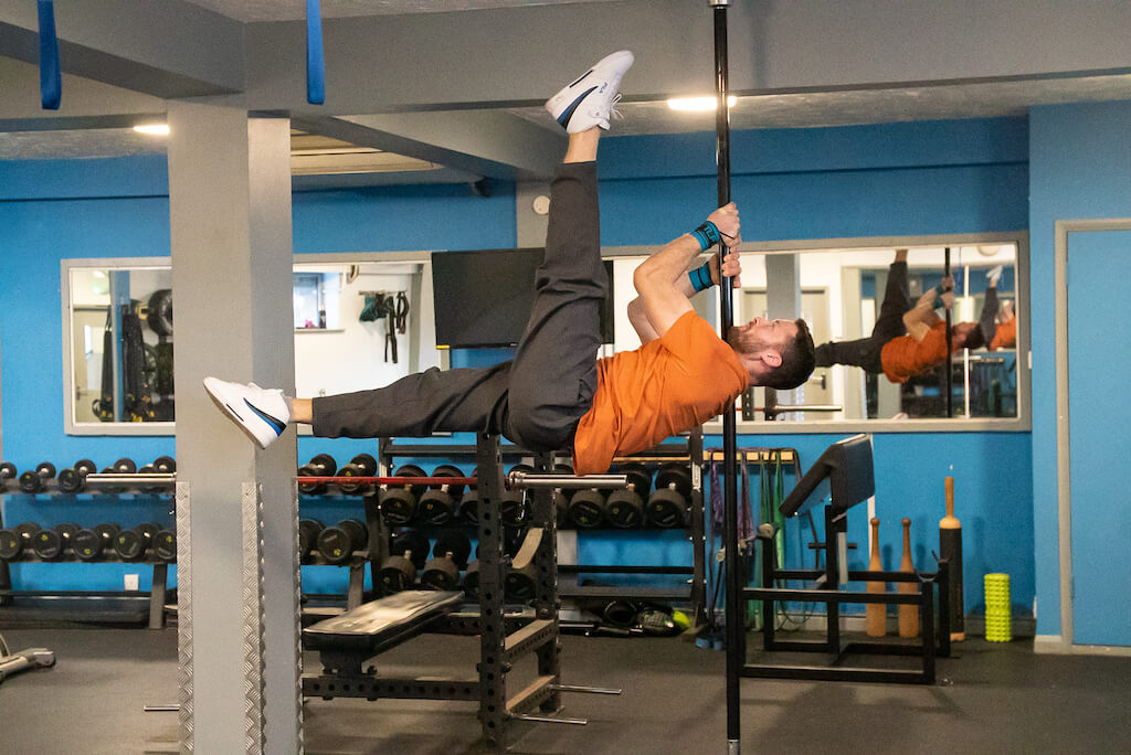 Man demonstrating a Shoulder Mount Crunch 4