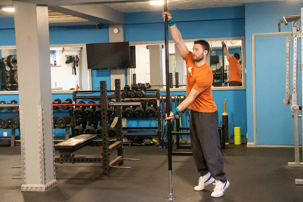 Man demonstrating a Split-Grip Crunch 1