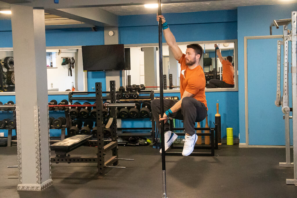 Man demonstrating a Split-Grip Crunch 2