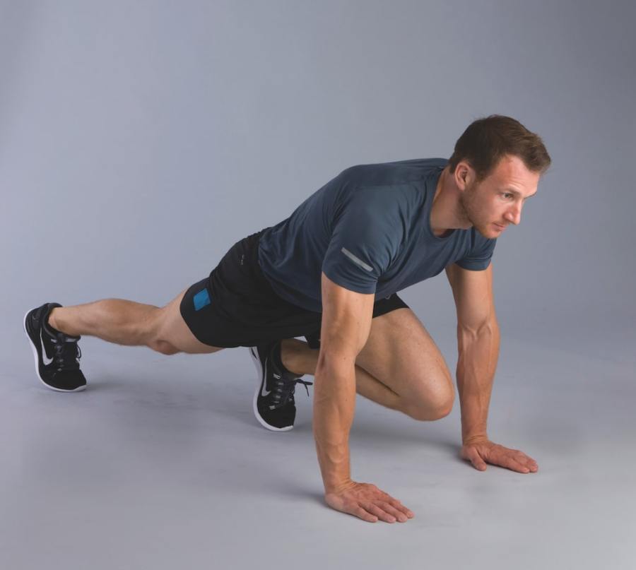 bodyweight hiit workout exercise: man performing mountain climber