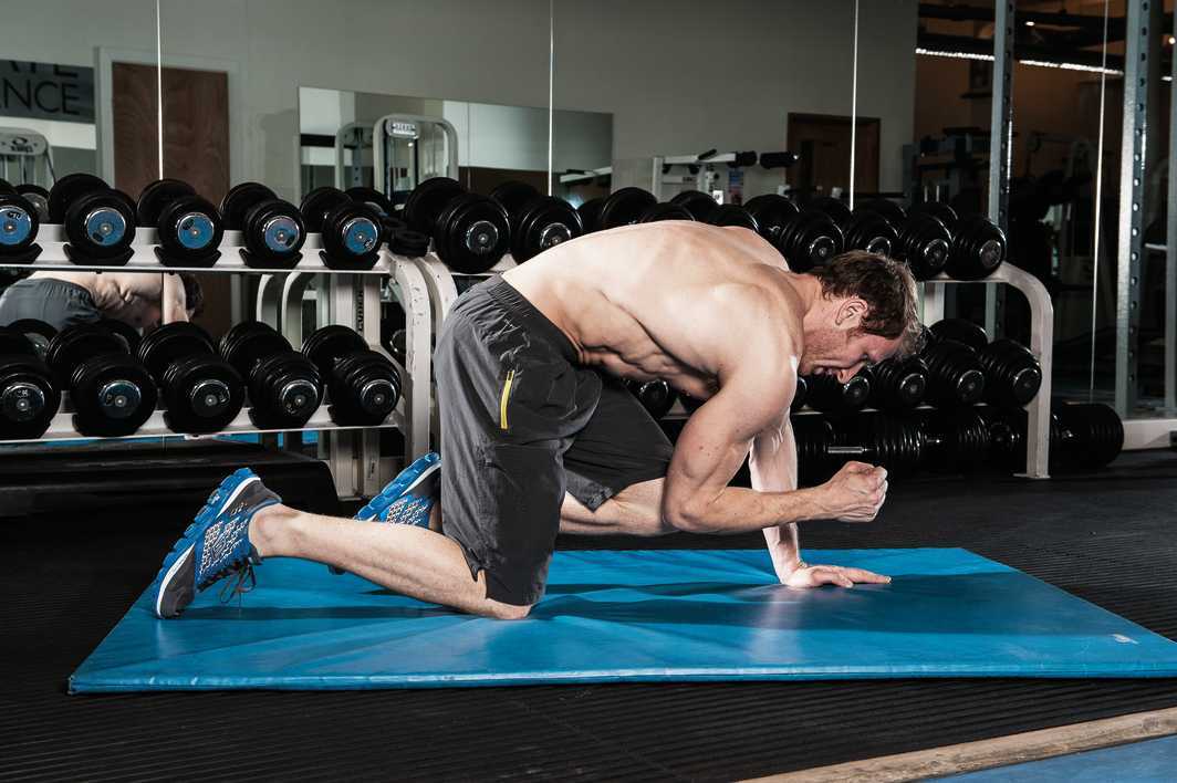 man demonstrates how to do two point box exercise to build back muscles