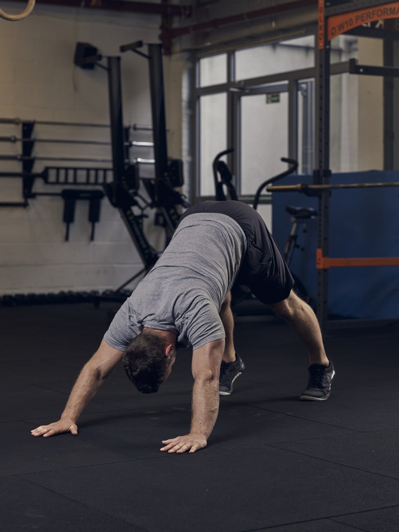 man demonstrates diverbomber press ups in roundup of the best bodyweight exercises