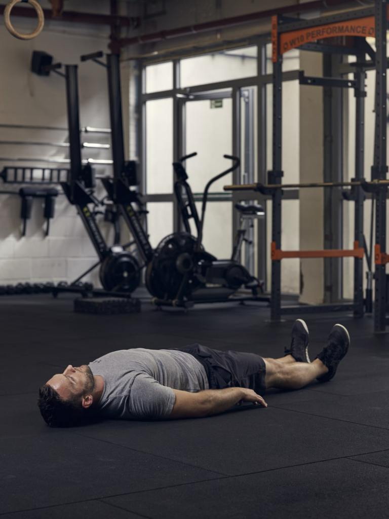 man demonstrates pike crunch