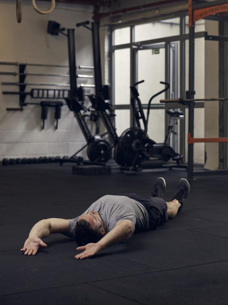 man demonstrates v-sit