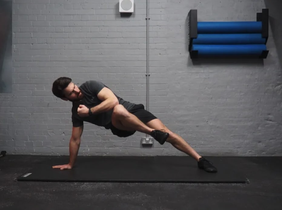 man performing high side plank knee to elbow 