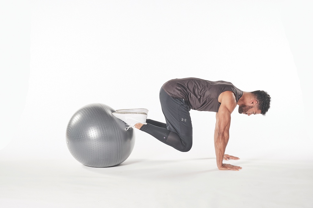 man demonstrating exercise ball jackknife