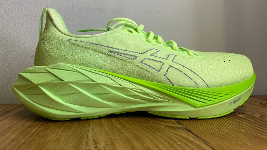 ASICS Novablast 4 in green