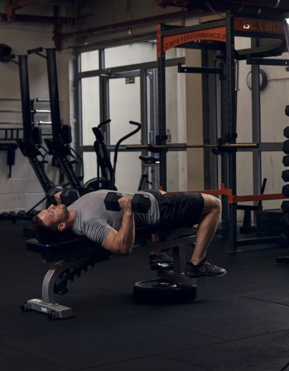 man performing decline dumbbell bench press