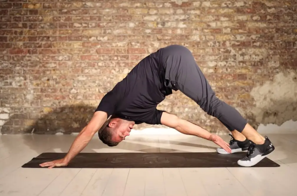 Man performing a toe touch pike exercise