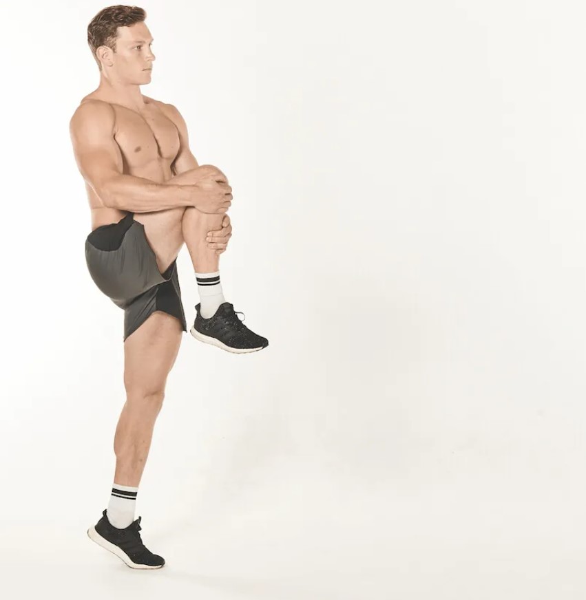 Man performing a knee raise