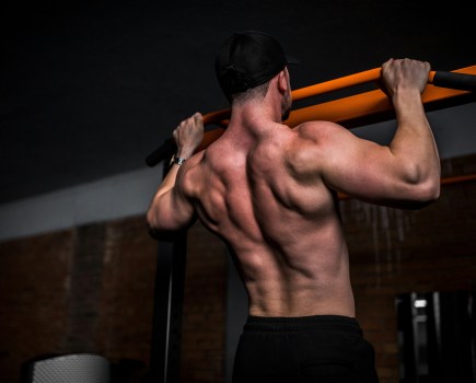 best full body workout with man doing pull up
