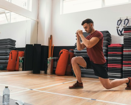 man working out in gym to a fat loss plan